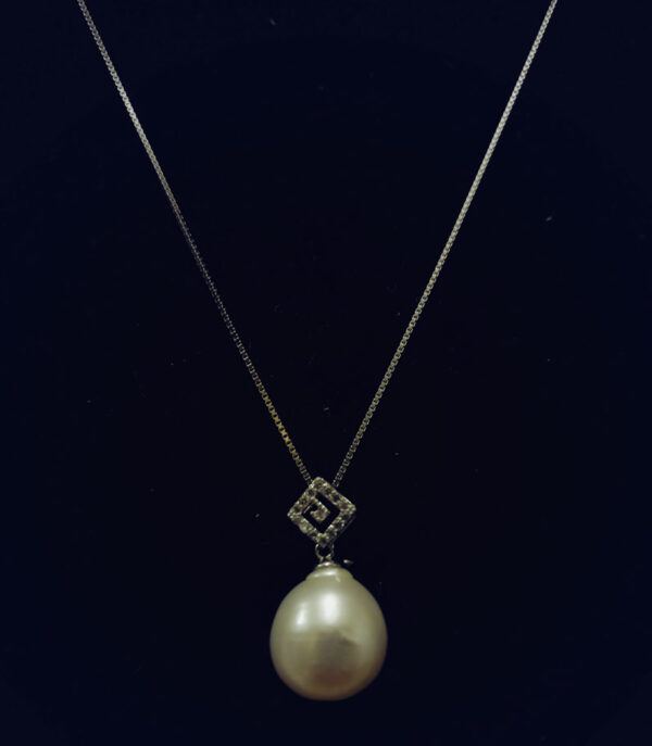 Pearl Necklace with Diamond shape