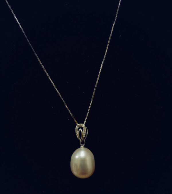 Pearl Necklace with Diamond Drip shape