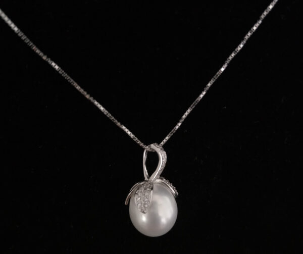 Pearl Necklace with Diamond Leafs